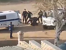 На полицейских завели дело после жесткого избиения дубинками россиянина на улице