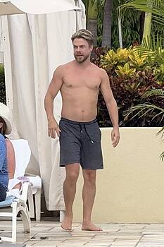 В сети раскритиковали внешность полуобнаженного танцора на фото папарацци