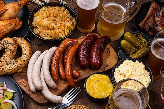 Россиянка описала жизнь немцев фразой «едят жирные сосиски и пьют пиво»