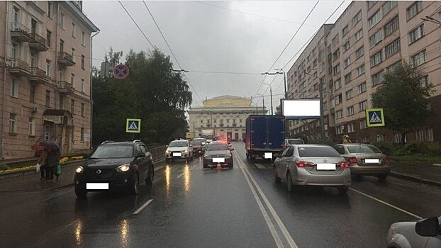 В Кирове мужчина на «Шевроле» сбил семейную пару с 2-летним ребенком