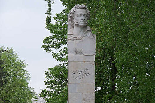 Мэр Одессы выступил против сноса памятника Пушкину