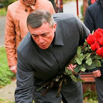 Валерий Лимаренко возложил цветы к могилам сотрудников ВНИИЭФ