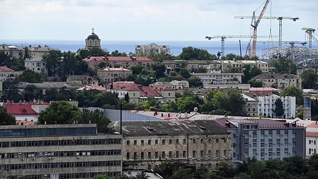 Плавучий кран перевернулся в бухте Севастополя