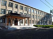 После ЧП со стулом учителя в поярковской школе временно отстранят от работы