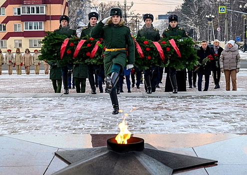 В День Героев Отечества военнослужащие ВВО на Сахалине возложили цветы и венки к Вечному огню