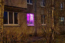 Почему окна в домах светятся фиолетовым