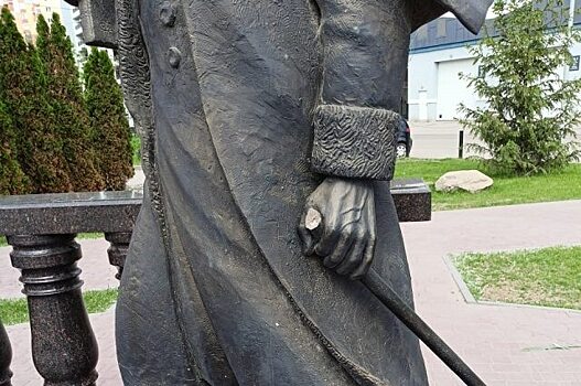Жители Энгельса просят вандалов вернуть украденную трость Александру Пушкину
