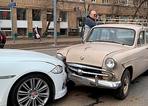 «Москвич» врезался в Jaguar в Москве и попал на видео