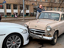 «Москвич» врезался в Jaguar в Москве и попал на видео