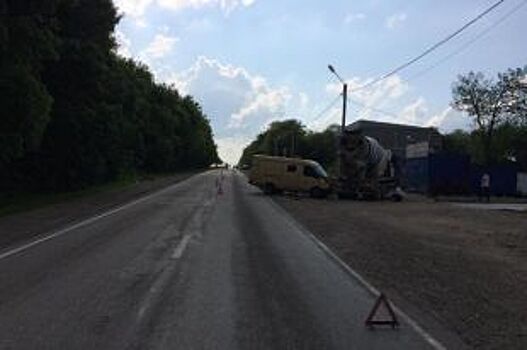 В Предгорном районе водитель ГАЗ протаранил КАМАЗ, трое пострадали