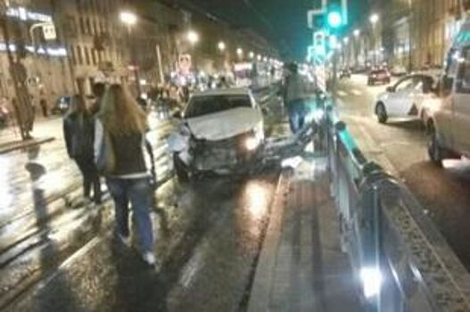 На Лиговском проспекте легковушка влетела в трамвай