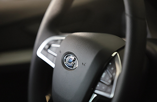 Владельцам Lada Vesta предложили обновить прошивку