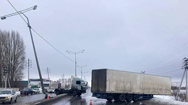 В Самарской области грузовик влетел в ограждение