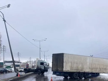 В Самарской области грузовик влетел в ограждение