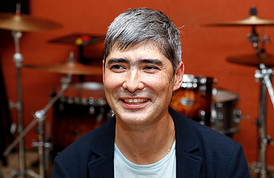 Экс-чиновник, рок-певец, а теперь и владелец убыточного «Калашникова». Что известно об Алане Лушникове?