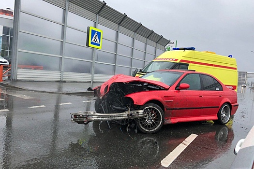 BWM разворотило после столкновения со столбом на Федюнинского