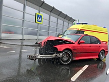 BWM разворотило после столкновения со столбом на Федюнинского