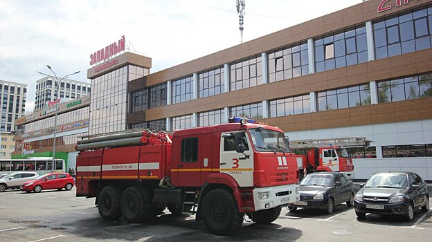 К торговому центру на Западной Поляне съехались пожарные