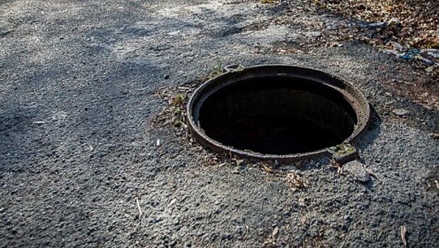 Двое жителей Малмыжа под покровом ночи пытались обменять крышку канализационного люка на бутылку