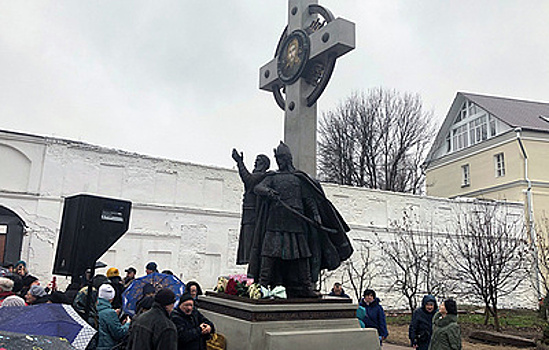 Памятник Минину и Пожарскому открыли в Ярославле