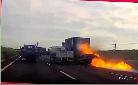 Шокирующее ДТП с загоревшимся автомобилем попало на видео в Китае