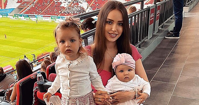 Анастасия Тарасова умилила Сеть фотографией красавиц-дочек в одинаковой одежде: «Мои»