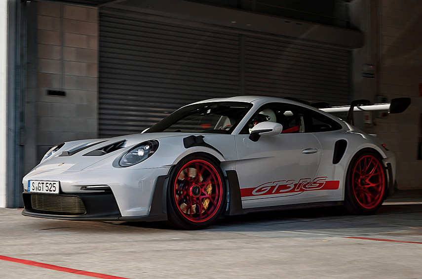 Porsche 911 GT3 RSВ фирменной иерархии «эр-эс» отведена роль бескомпромиссного полугоночного снаряда. Доставшаяся от исходного GT3 начинка улучшена в соответствии с шоссейно-кольцевой спецификой. Распредвалы с измененным профилем кулачков повысили отдачу до 525 л.с., в PDK укороченный ряд передаточных чисел. Шасси перенастроено и дополнено регулируемыми амортизаторами. Тематическое новшество современной итерации 992 — впервые примененная на серийном «Порше» система DRS (Drag Reduction System). Пилот нажатием кнопки переводит аэродинамические детали в положение наименьшего сопротивления, дабы они не замедляли болид на прямиках
