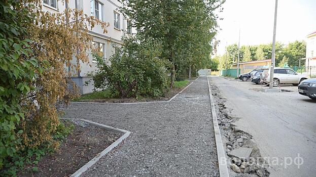 Подрядчик подготовил основание для укладки асфальтового покрытия на тротуарах во дворах на ул. Ярославской в Вологде