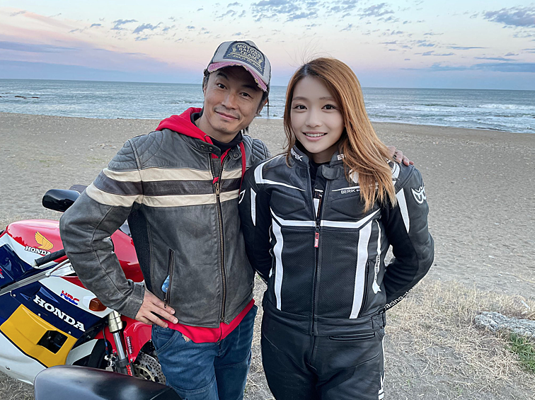 Однако на одном из снимков они заподозрили неладное: в зеркале мотоцикла отражалась совсем не та привлекательная девушка.