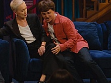 Денис Дорохов вдавил Дарью Мороз в диван и поцеловал ее