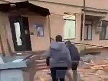 В Дагестане произошел мощный взрыв в многоэтажке. Десятки машин оказались под завалами, есть раненые. Что известно о ЧП?