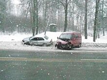 В Ярославской области легковой автомобиль столкнулся с микроавтобусом
