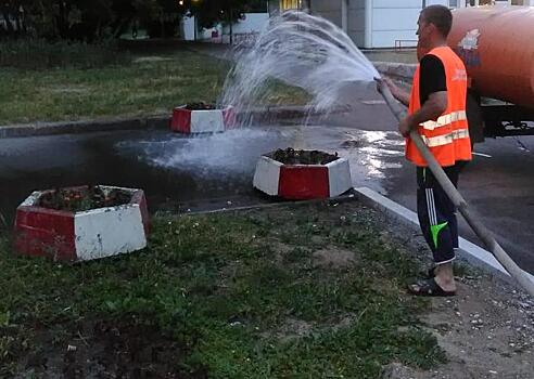 В Бутырском районе дороги поливают три раза в день