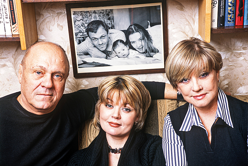 Кинорежиссер Владимир Меньшов с женой, актрисой театра и кино Верой Алентовой и дочерью, телеведущей, актрисой театра и кино Юлией Меньшовой, 2004 год