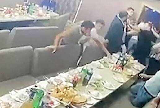 Массовую драку мигрантов в центре Петербурга сняли на видео