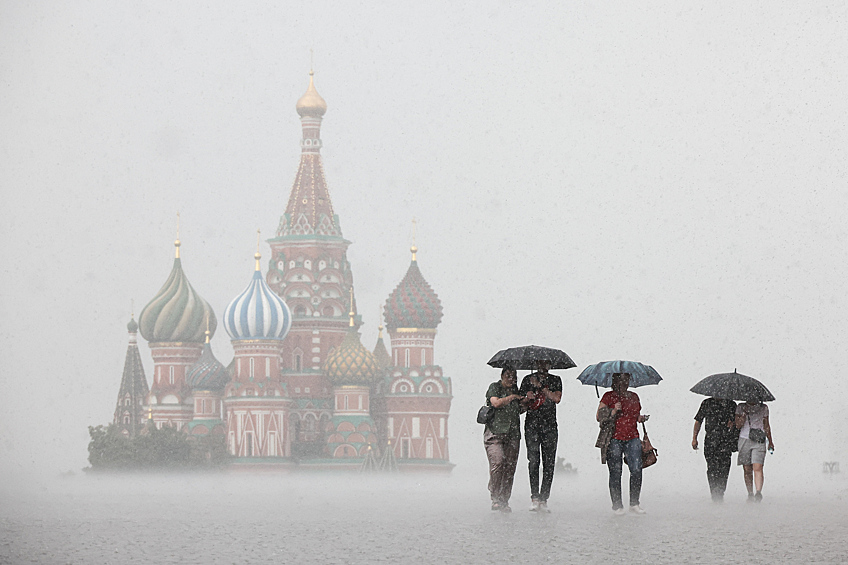 Люди на Красной площади во время дождя, июль 2025 года