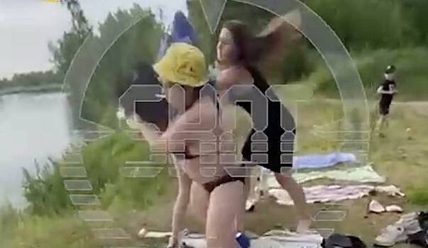 Опубликовано еще одно видео с места избиения девушки в бикини на пляже в России