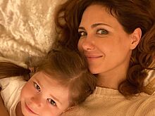 Екатерина Климова опубликовала снимки 5-летней дочери возле новогодней елки