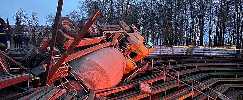 В Нытве Пермского края бетономешалка рухнула на амфитеатр