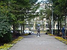 В Омском сквере круглый год будут стоять влюблённые под зонтом