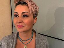 Катя Лель в «золотом» бомбере и с новым цветом волос появилась на концерте