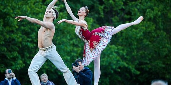 Балетно-футбольная дискотека с участием Цискаридзе и Акинфеева пройдет на ВДНХ в Москве