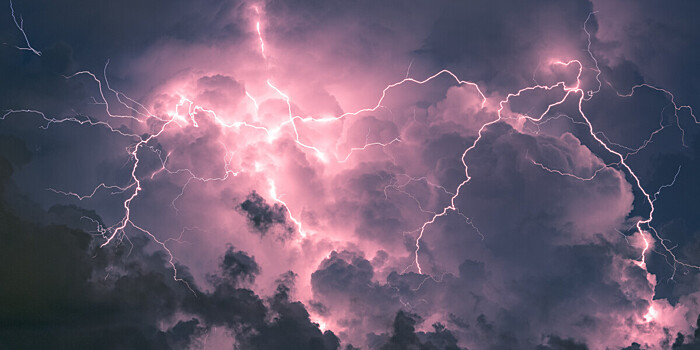 Может ли шаровая молния залететь в квартиру через закрытое окно