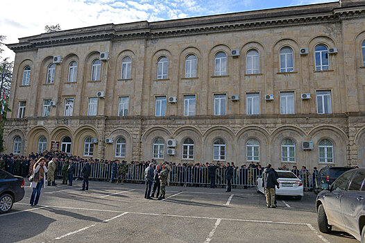 Обстановка у здания Парламента Абхазии спокойная