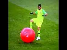 Вратарь сборной Бразилии лопнул красный воздушный шар и стал мемом