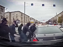 Видеорегистратор заснял жесткое ограбление "Мерседеса"