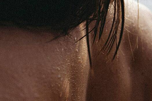 Названы четыре причины неприятного запаха пота