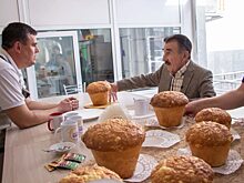 Известный ведущий Леонид Каневский попробовал саратовские калачи