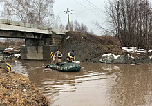 В Екатеринбурге устроили лодочную переправу через лужу. В ней тонули авто