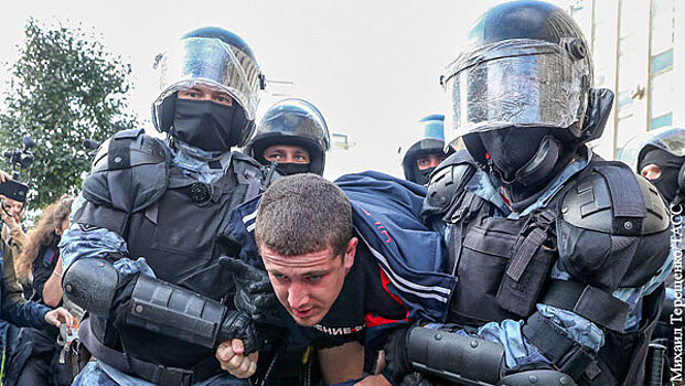 Право бить и пинать полицейских не записано в Конституции